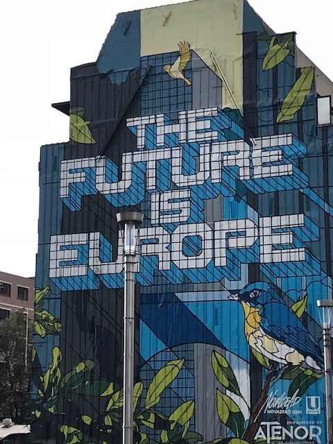 En byggnad där det är målat på väggen med texten The Future is Europe, Framtiden är Europa